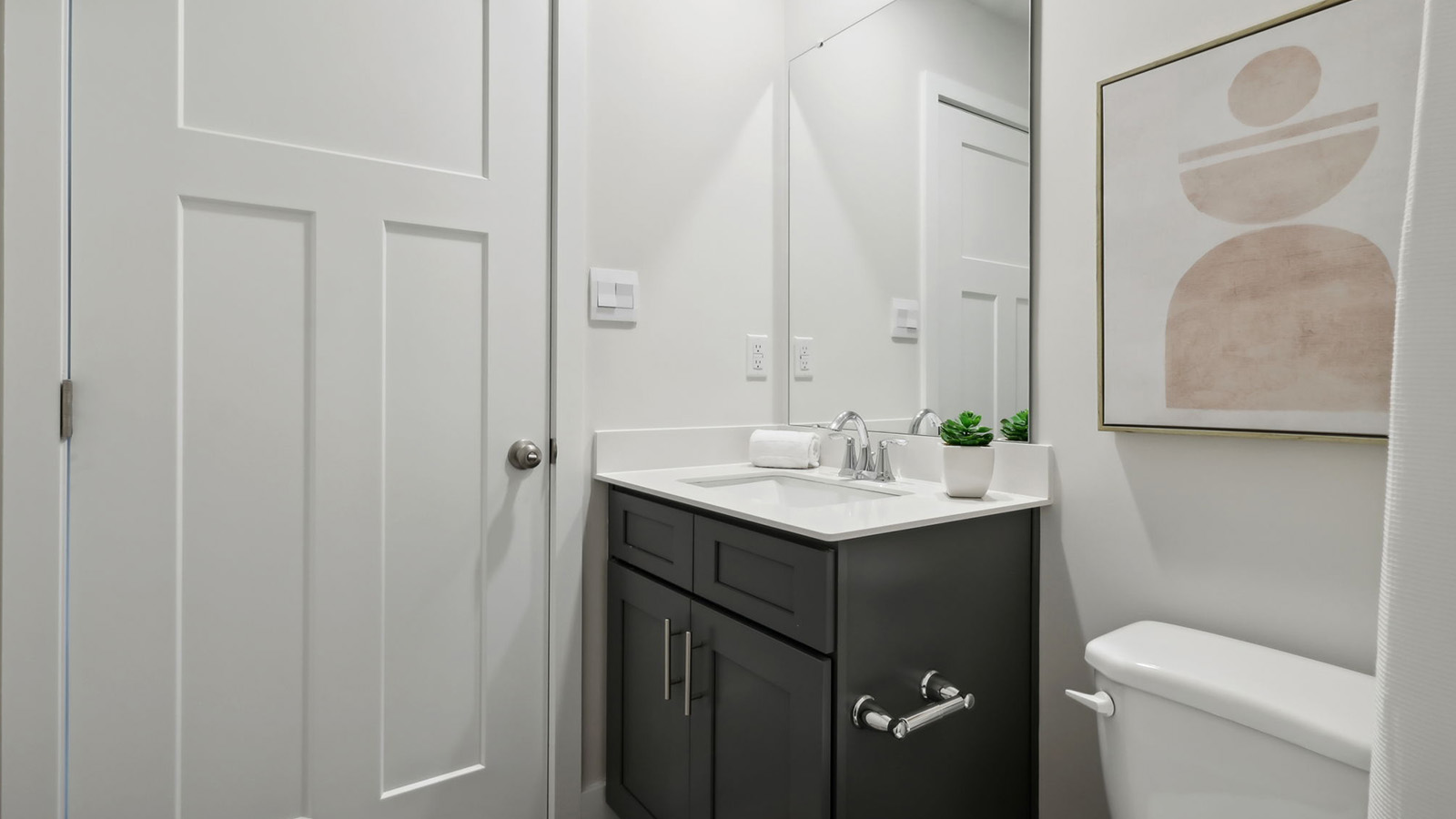 Secondary full bathroom