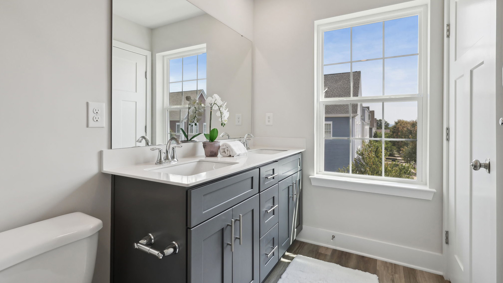 Primary ensuite full bathroom