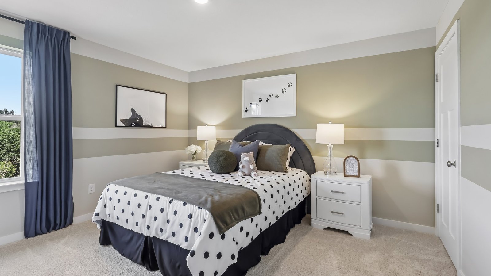 Large secondary bedroom