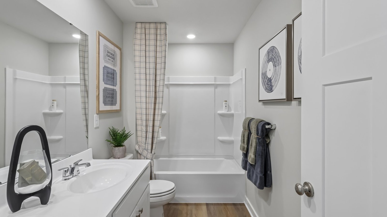 Secondary bathroom on second floor