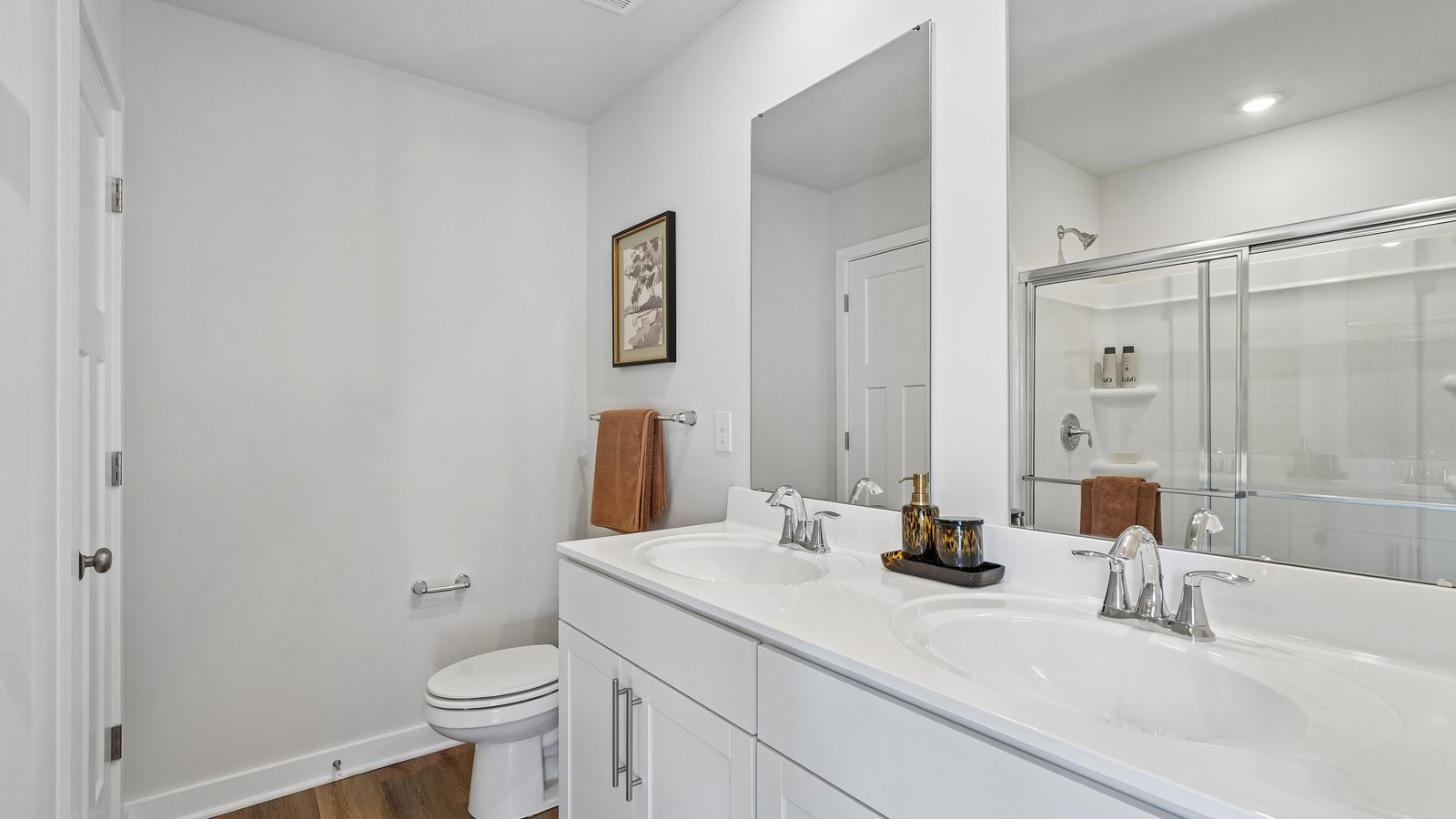 Regent ensuite bathroom with double bowl sinks