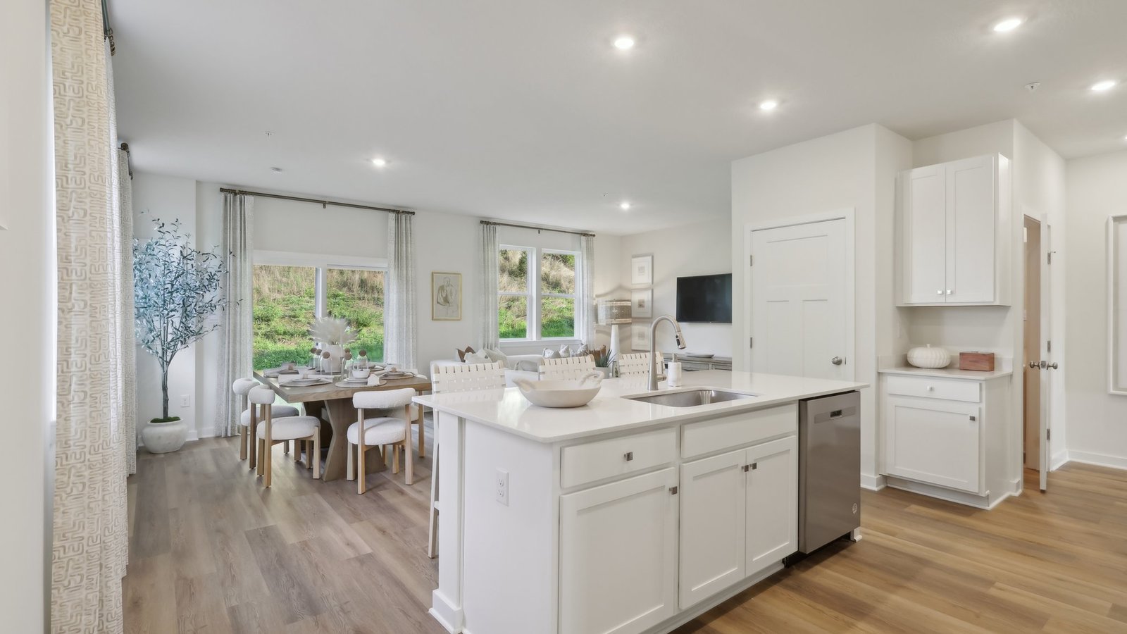Kitchen with large island