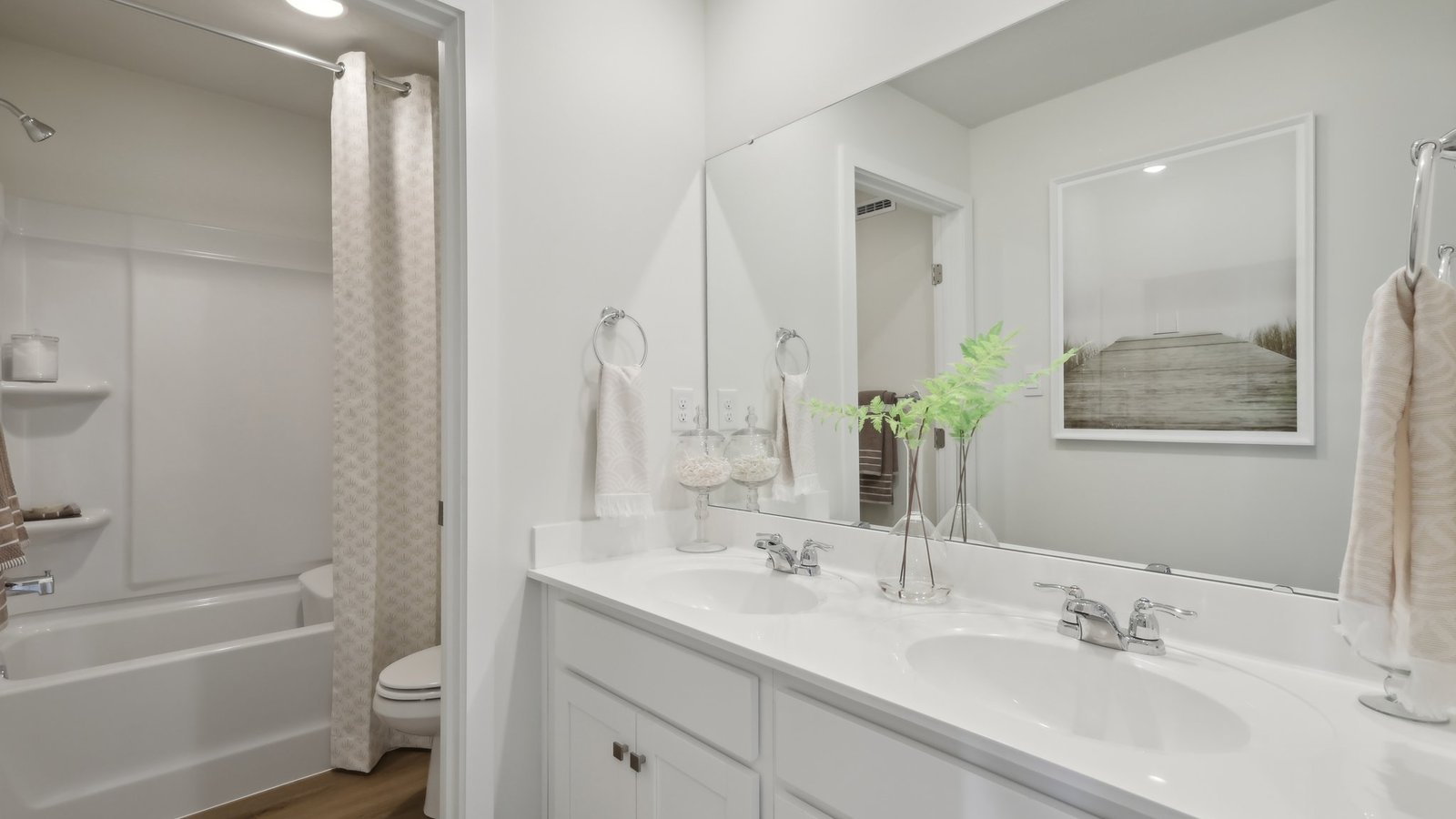 Secondary full bathroom