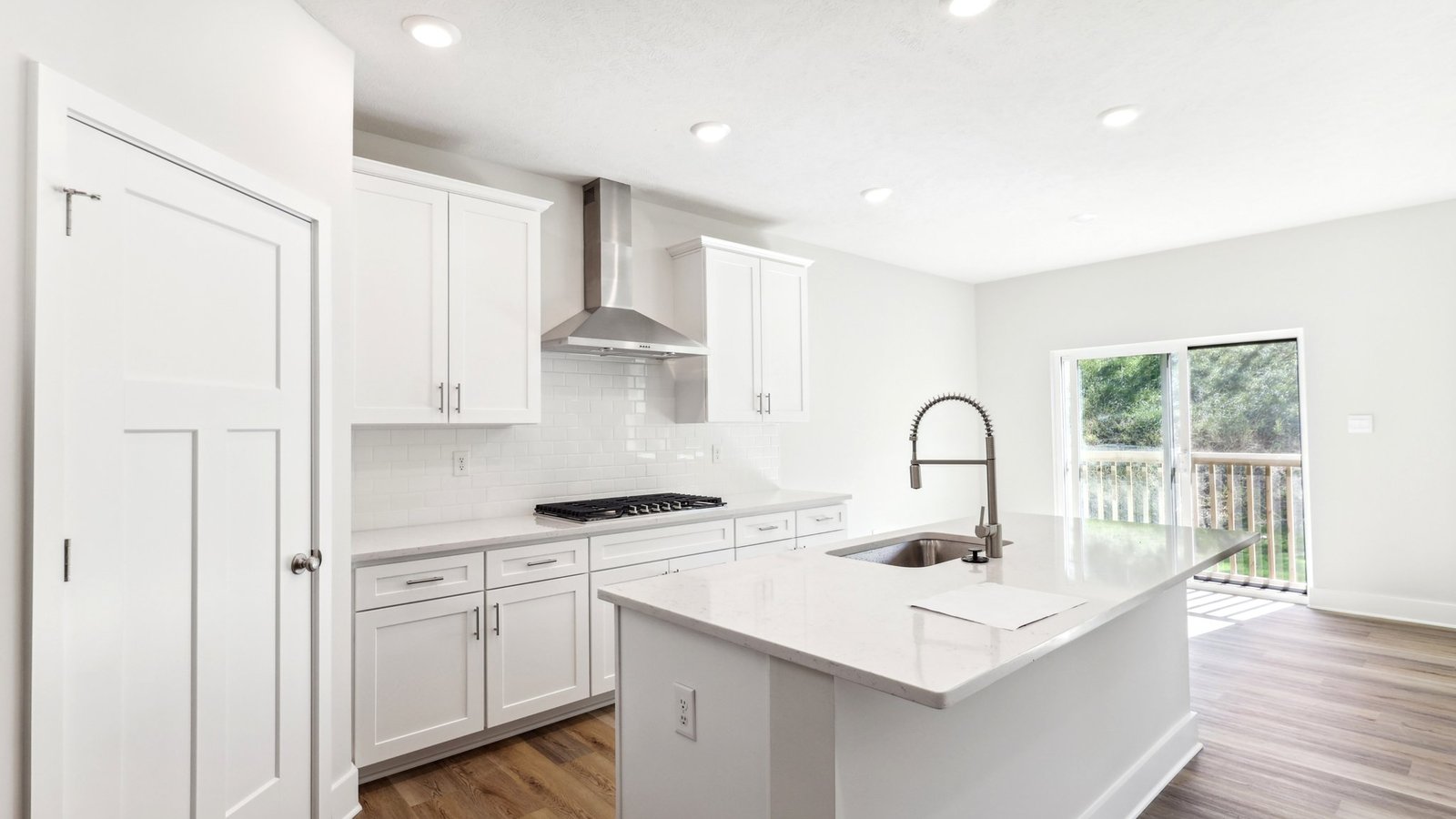 Kitchen with large island