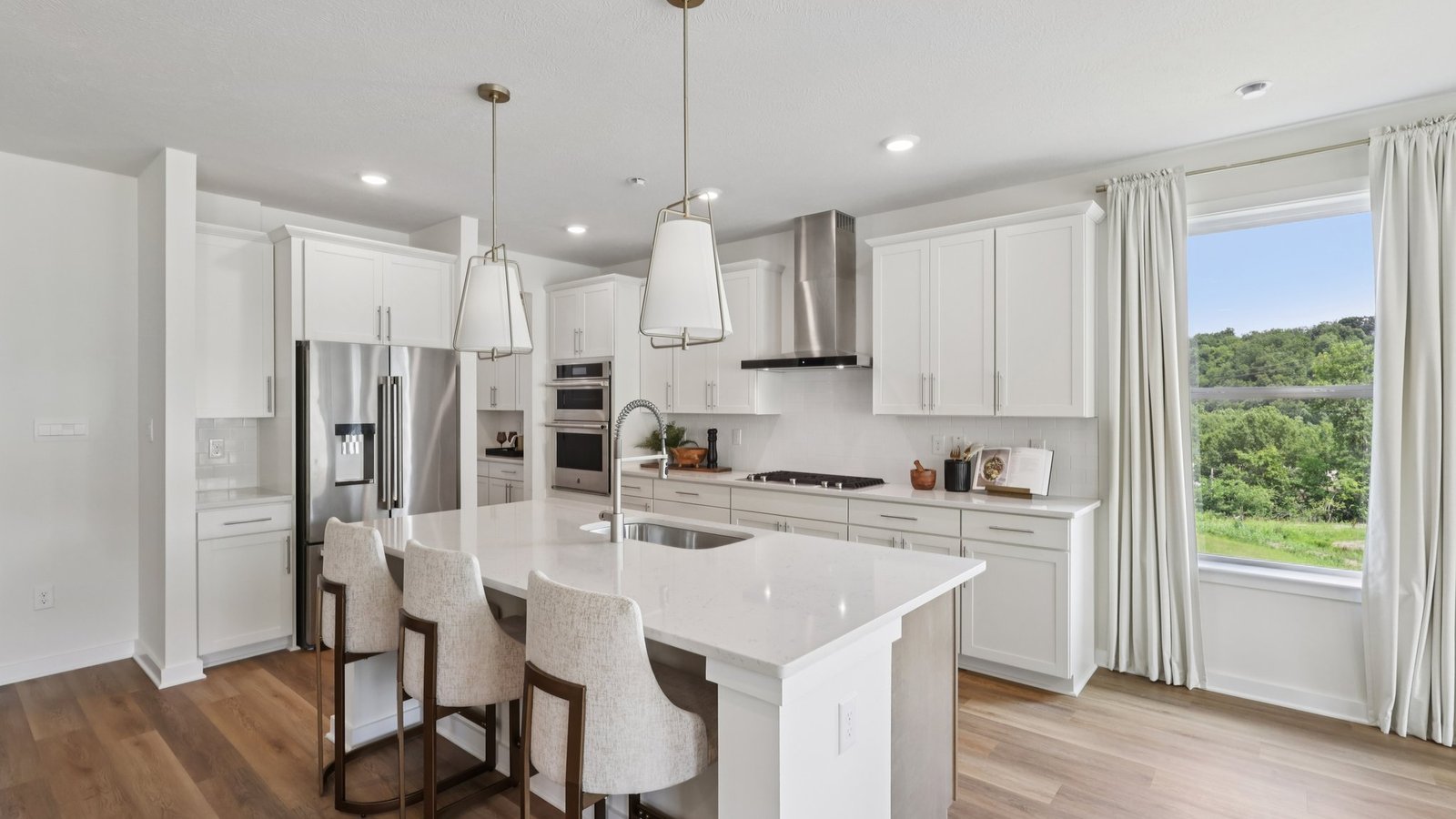 Kitchen with large island