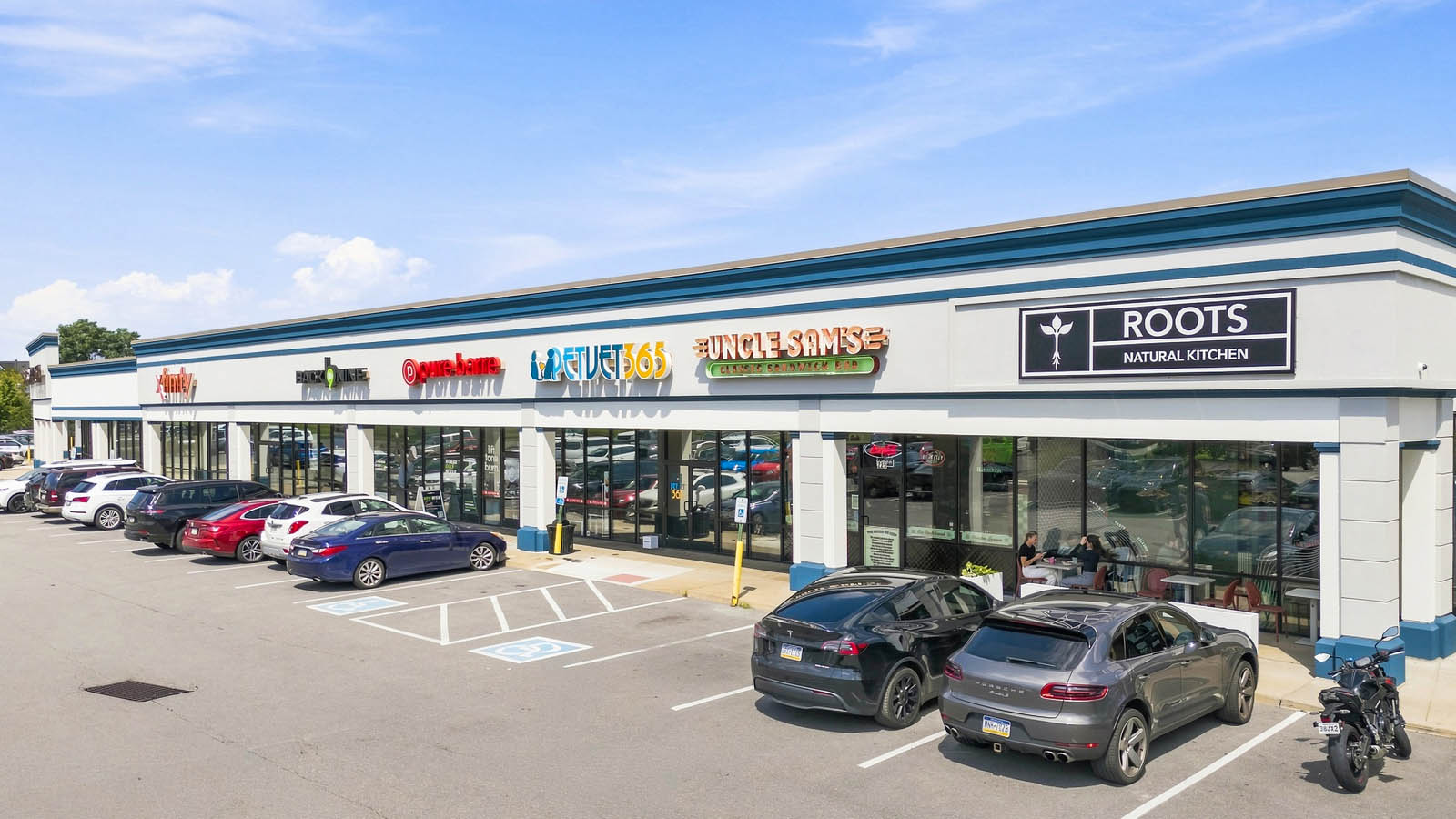 Shopping and dining plaza in Robinson