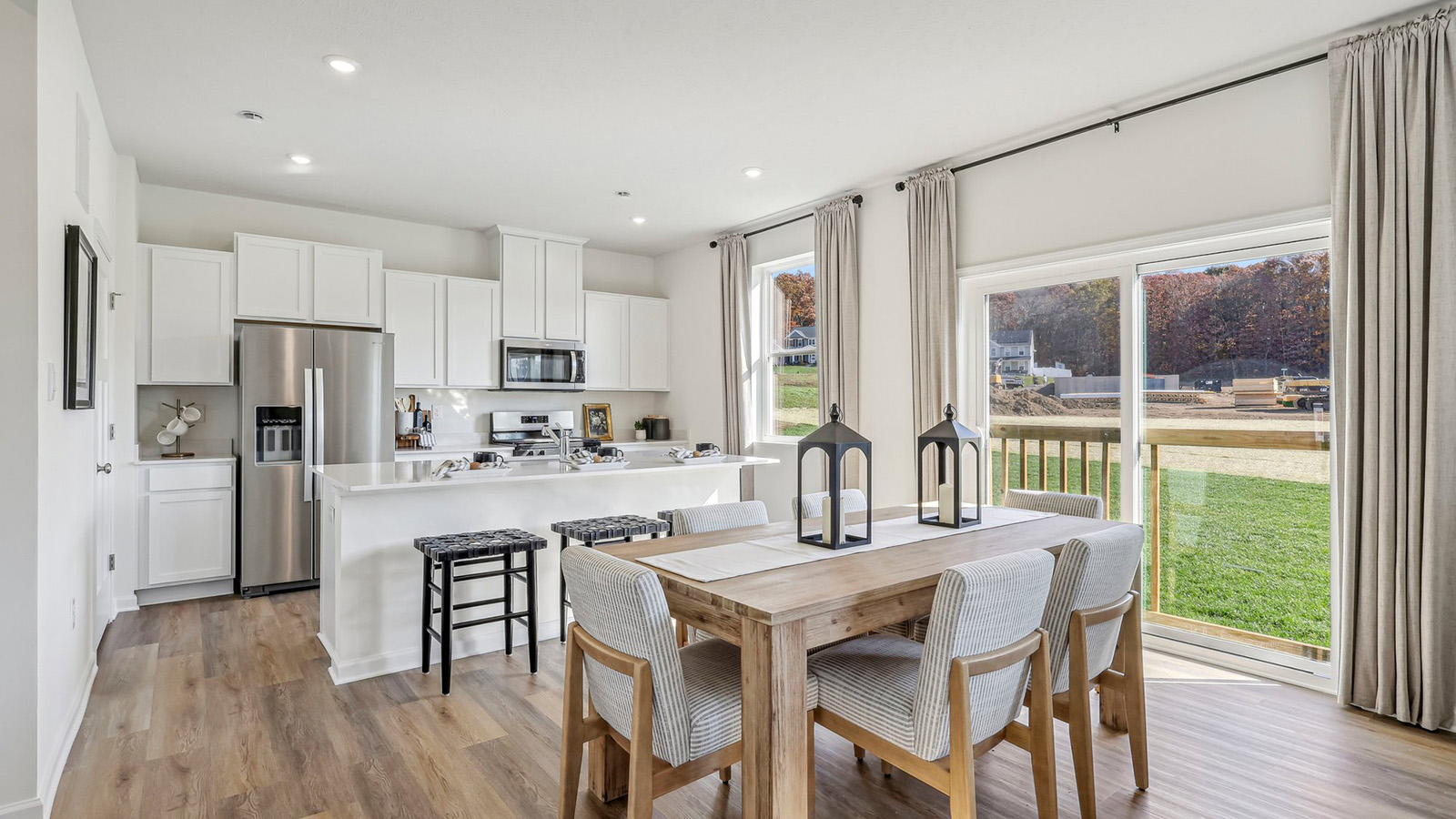 Casual dining space off of kitchen
