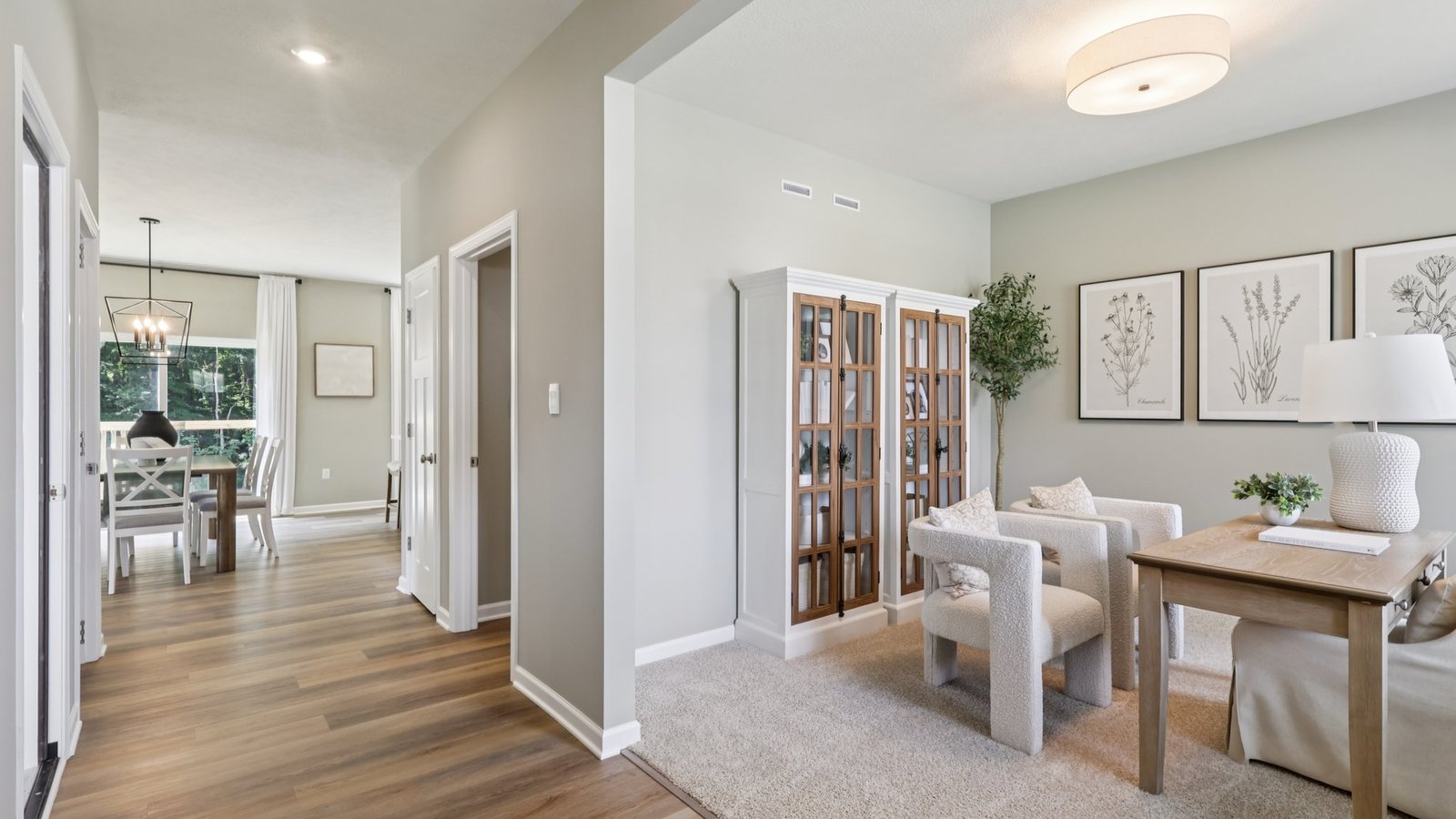 Entry area with flex room