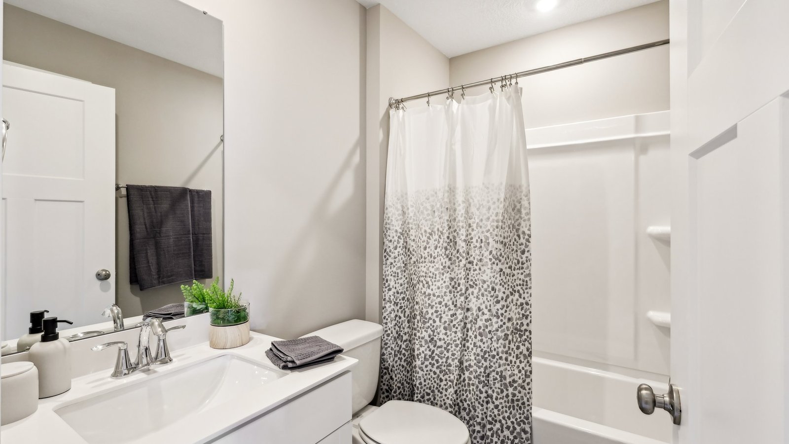 secondary full bath