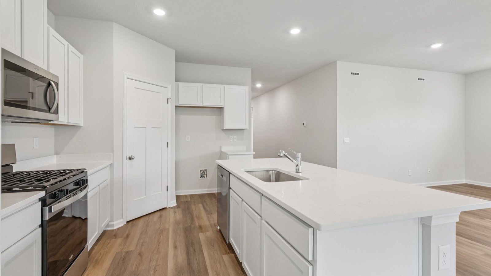 Kitchen with large island