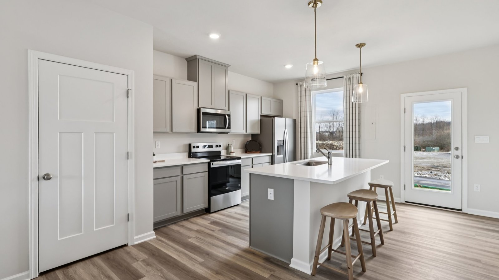 Kitchen with large island