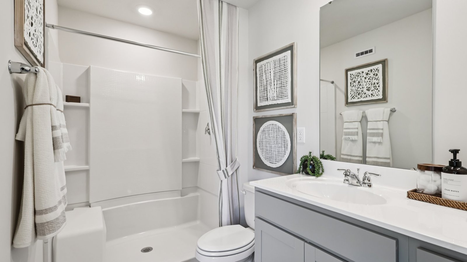 Primary ensuite full bathroom