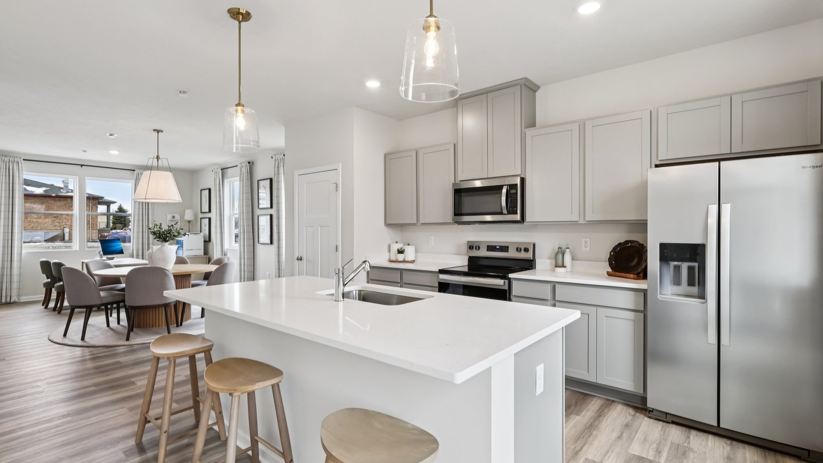 Kitchen with large island