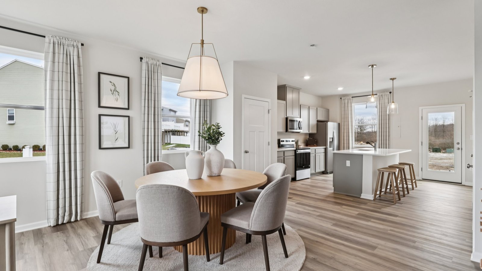 living room/dining area