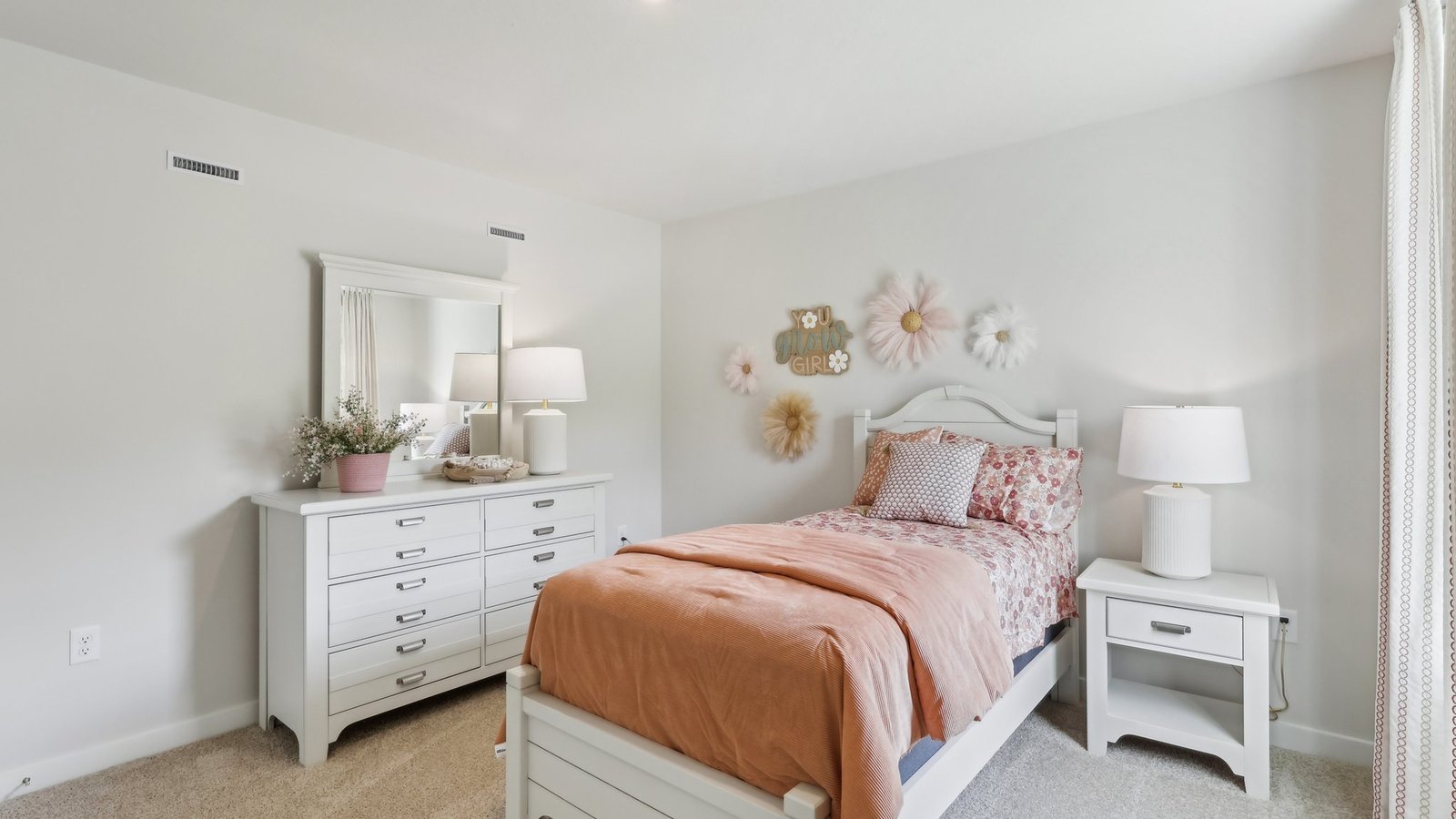 Secondary bedroom with closet