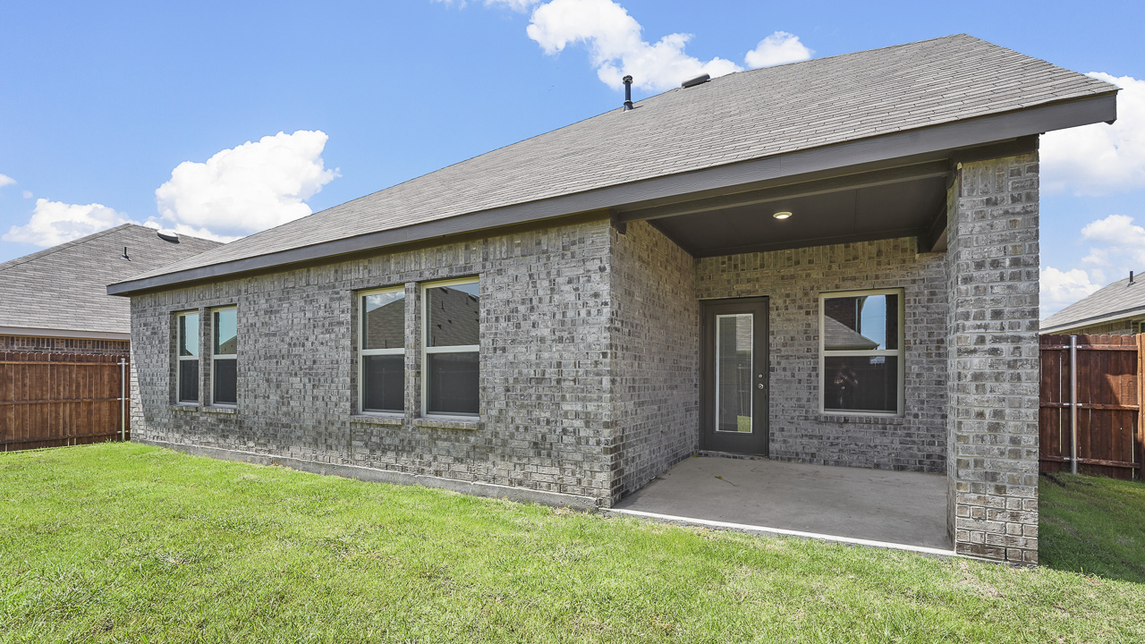 view of exterior back covered patio