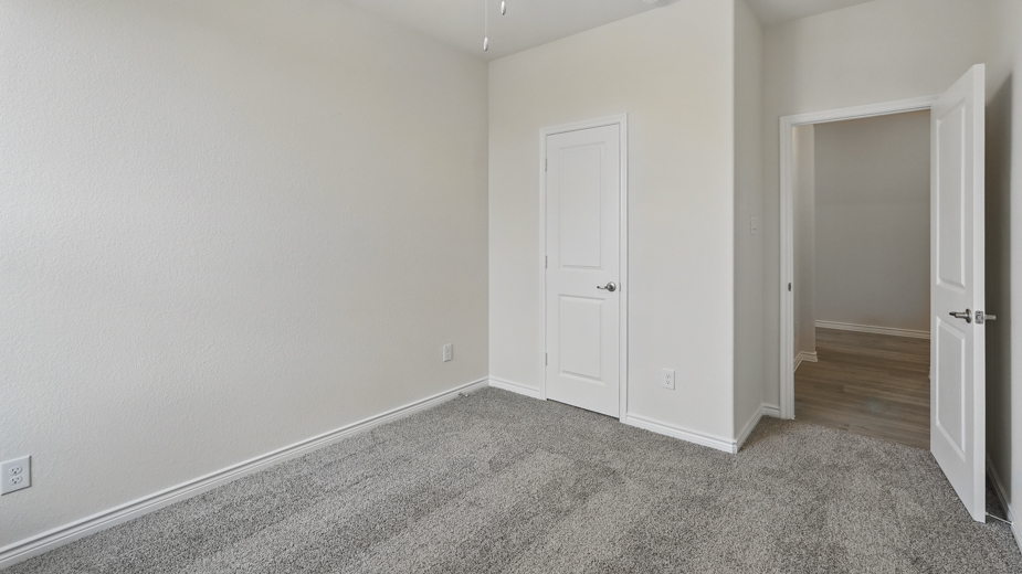 Bedrroom with closet door