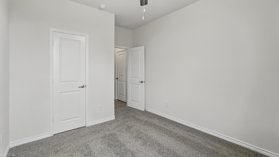 Bedrroom with closet door