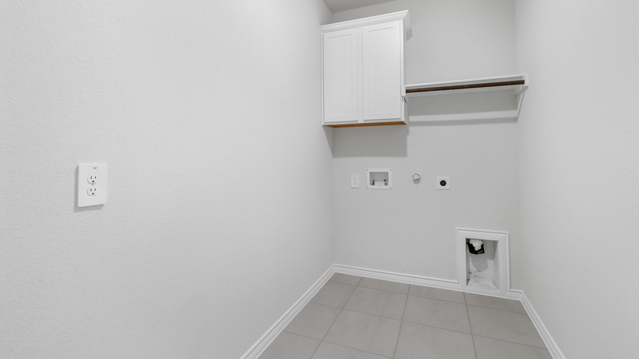 utility room with cabinet and hanging rod