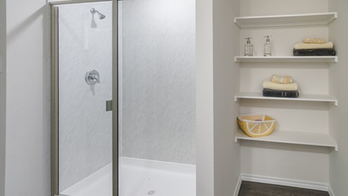 2914 Drury Lane at Stonewyck Farms in Ennis, TX primary bathroom