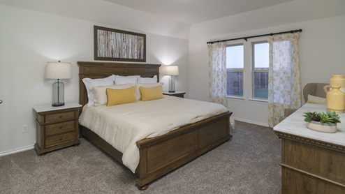 2914 Drury Lane at Stonewyck Farms in Ennis, TX primary bedroom with carpet