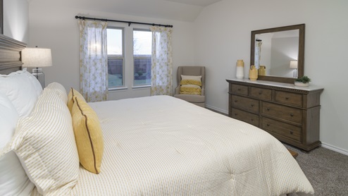 2914 Drury Lane at Stonewyck Farms in Ennis, TX primary bedroom with carpet