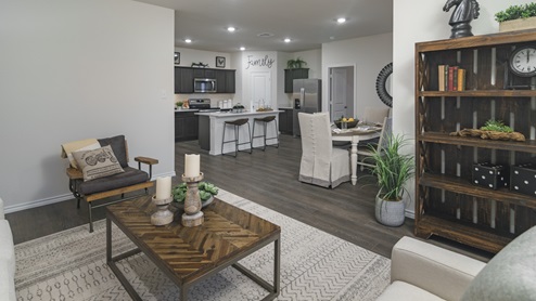 2914 Drury Lane at Stonewyck Farms in Ennis, TX open concept living area with views of the kitchen and dining area