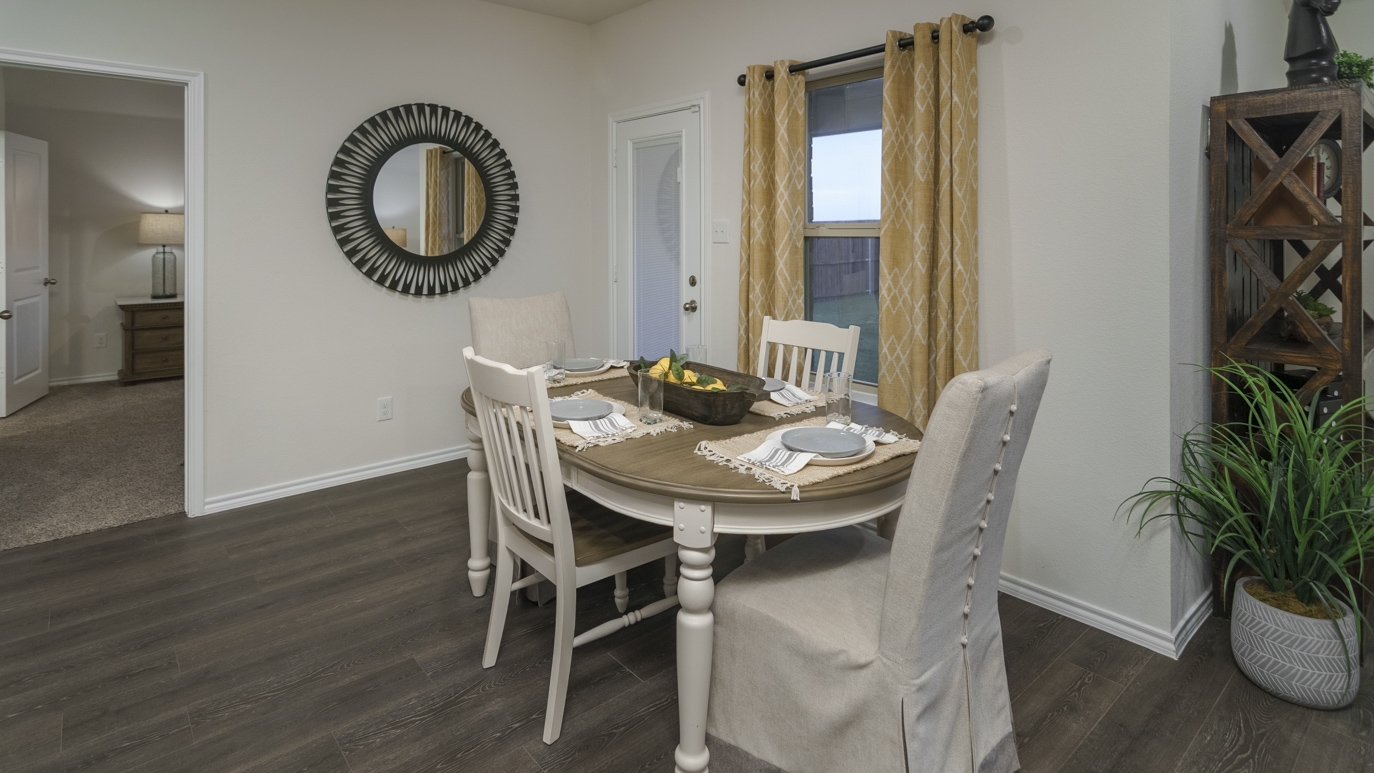 X40D breakfast nook and dining area