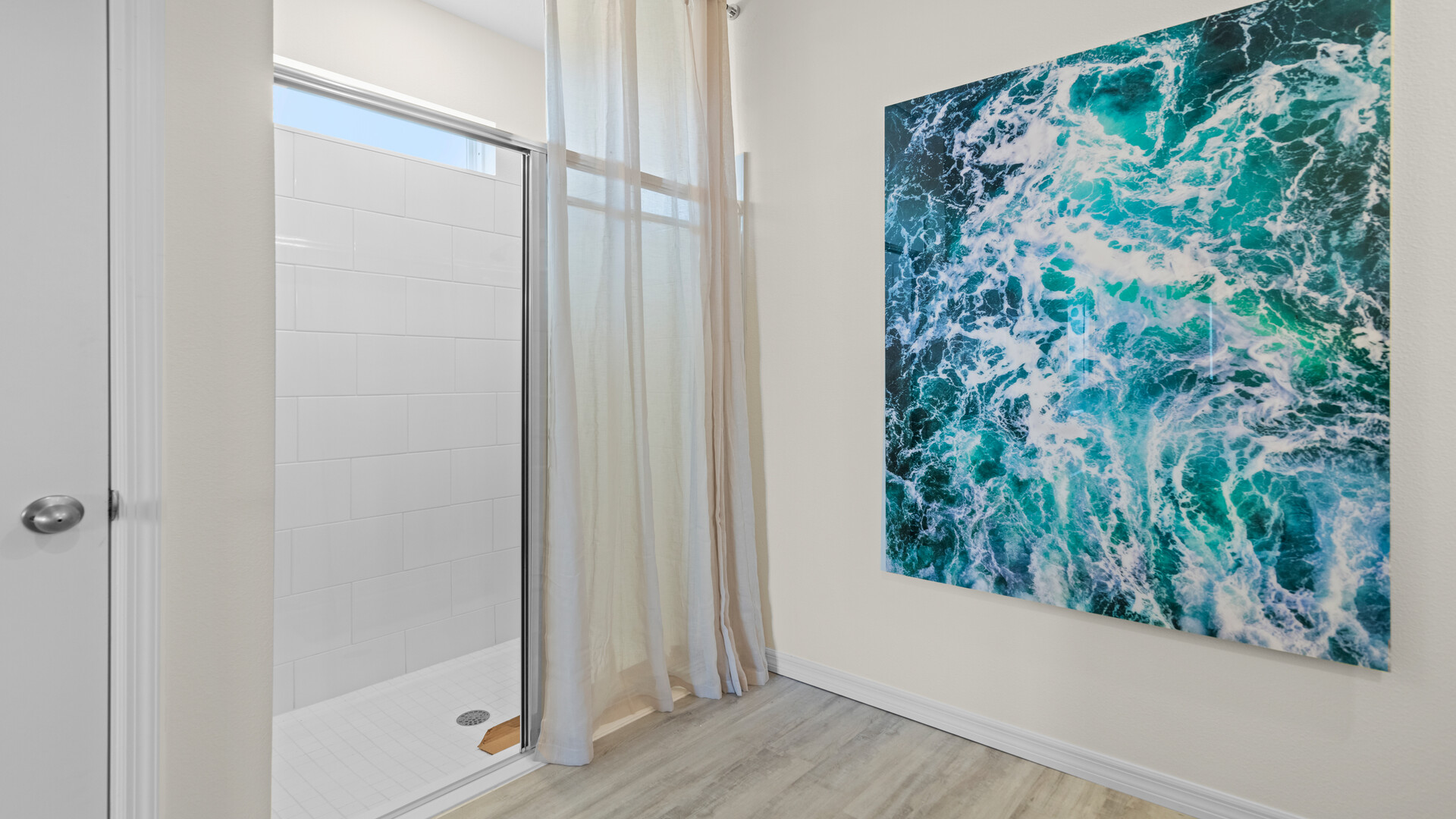 Modern bathroom with double vanity, large wall mirror, cabinets and quartz countertops