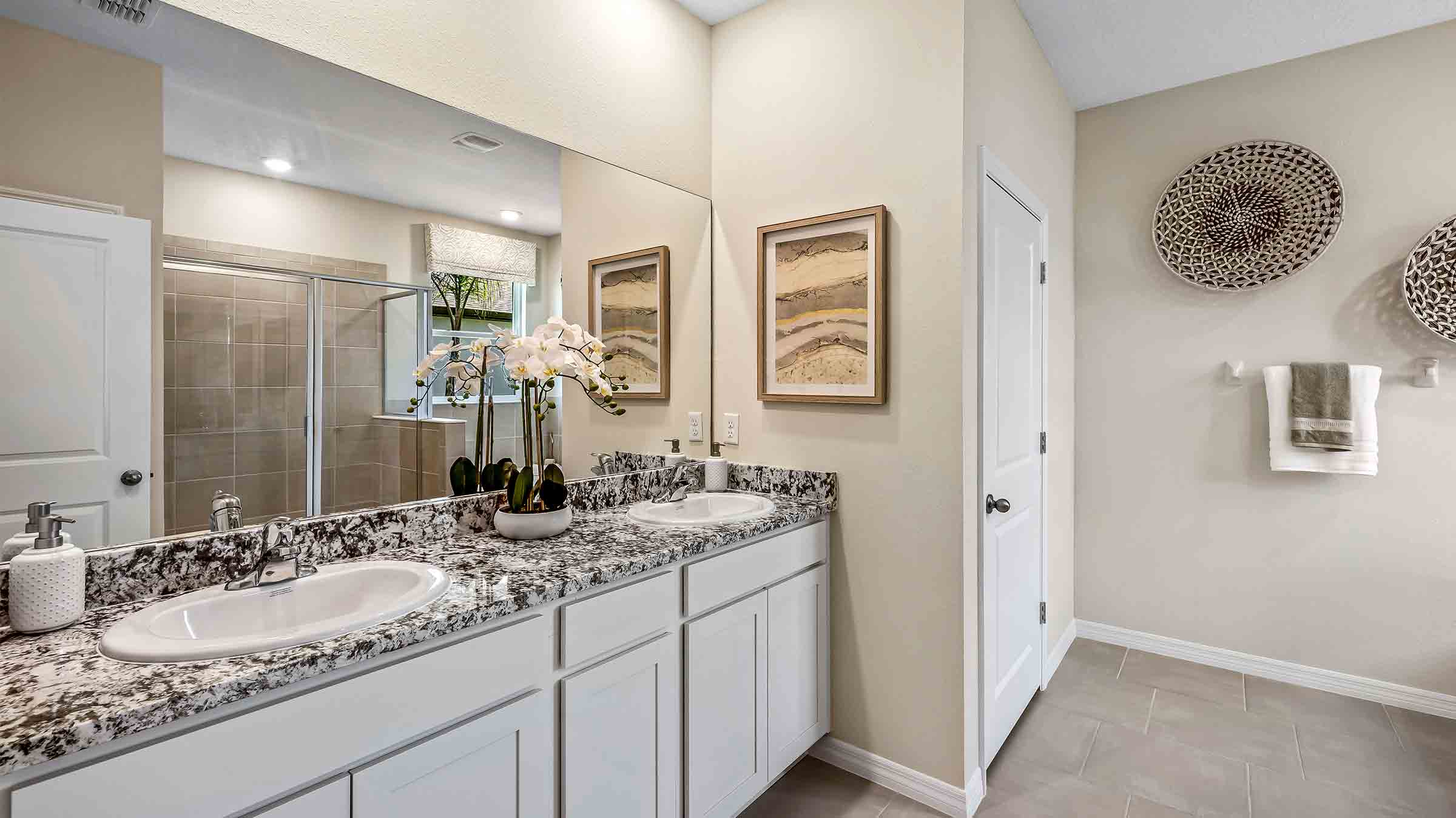 Lantana owner's ensuite bathrom