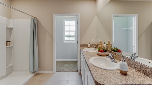 Autumn Glen Hayden Owner's ensuite bathroom with large walk-in closet