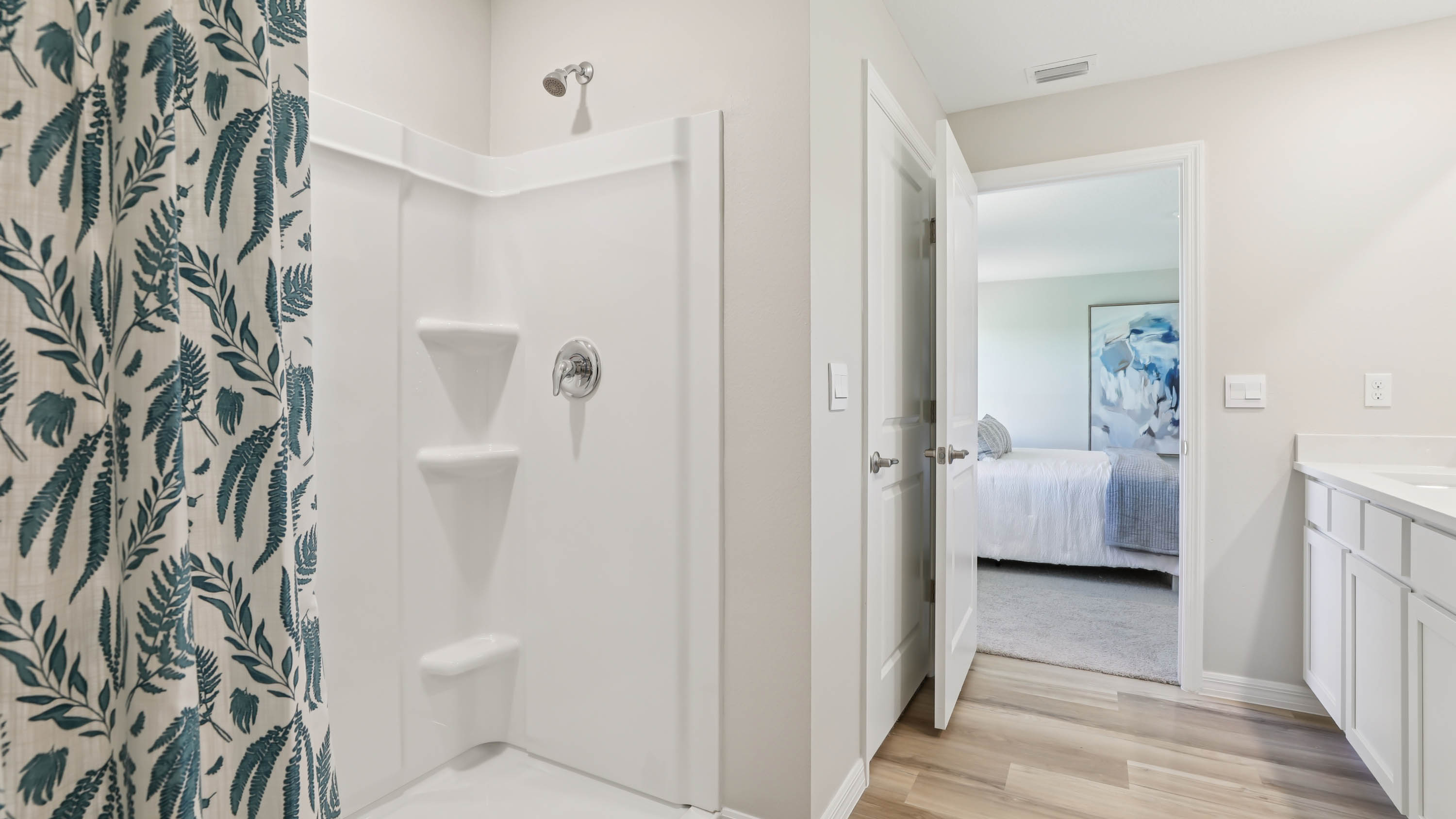 Lakeside Owners Ensuite Bathroom