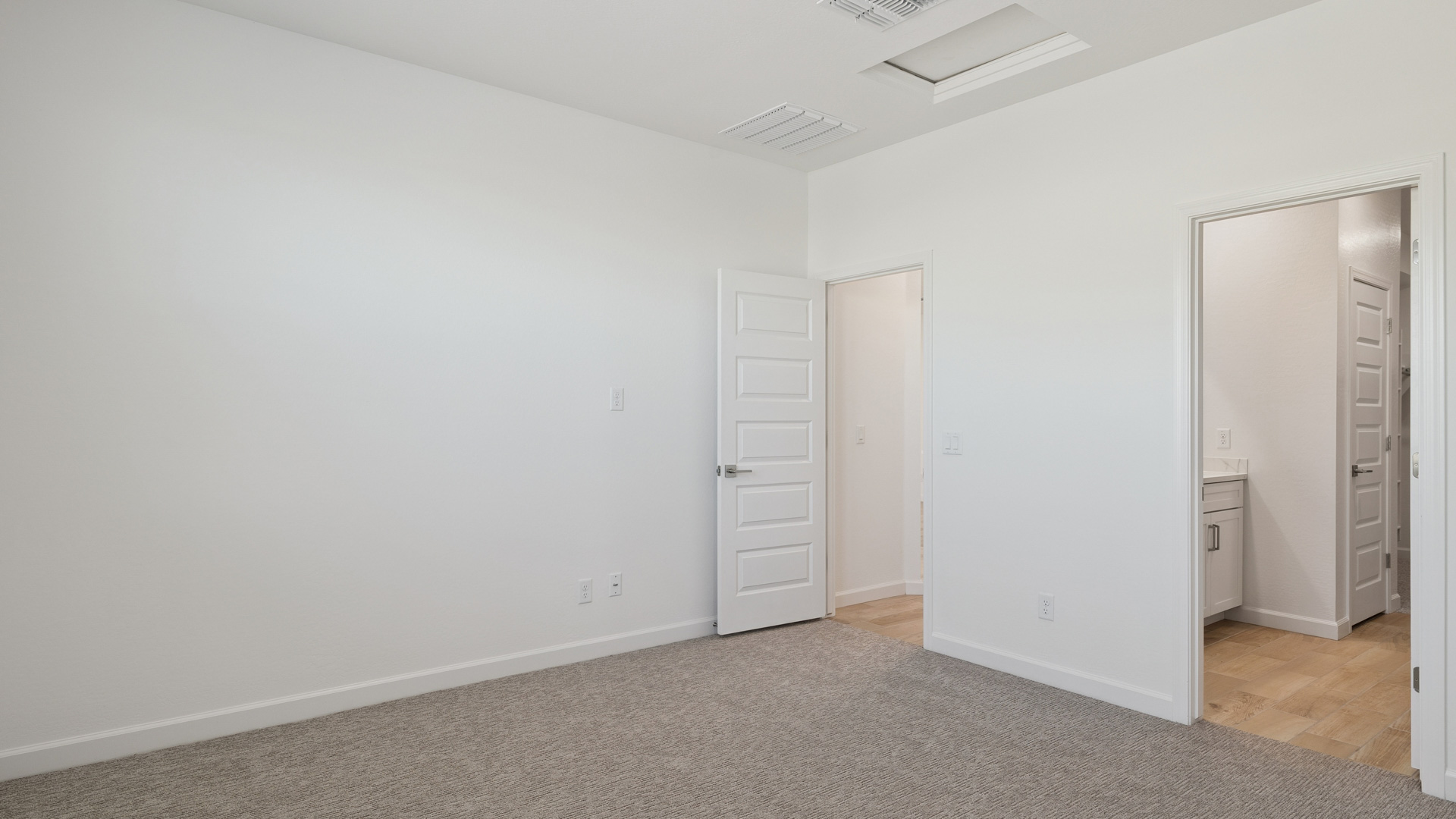 Primary suite with walk-in closet