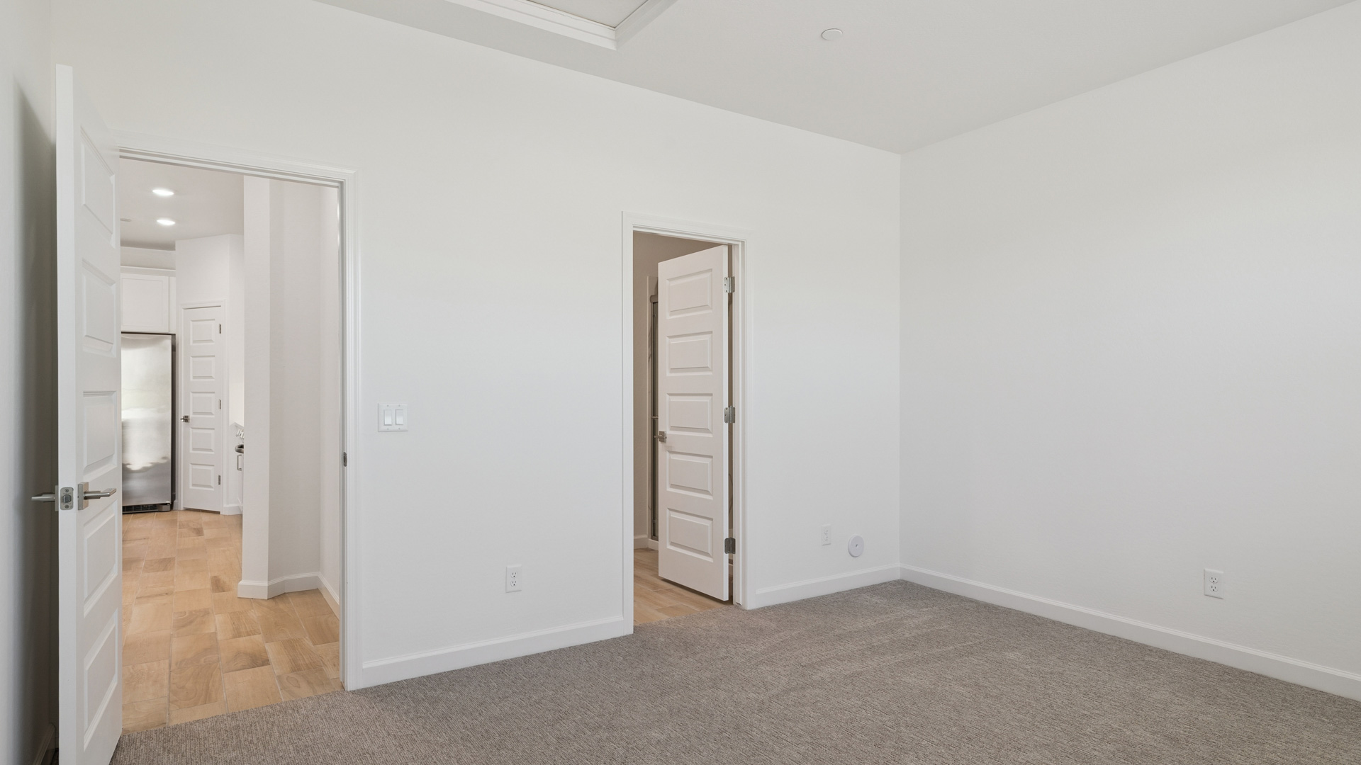 Primary suite with walk-in closet