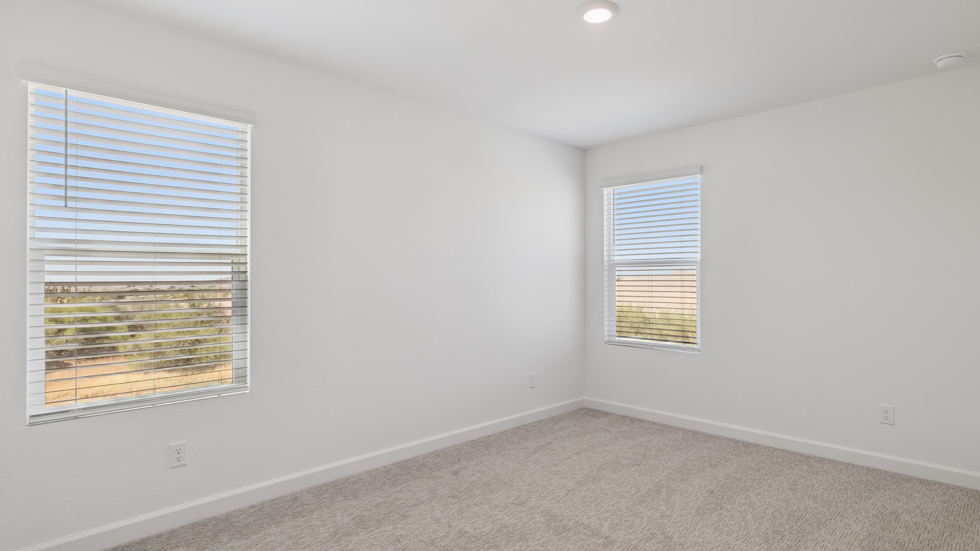 Secondary bedroom.