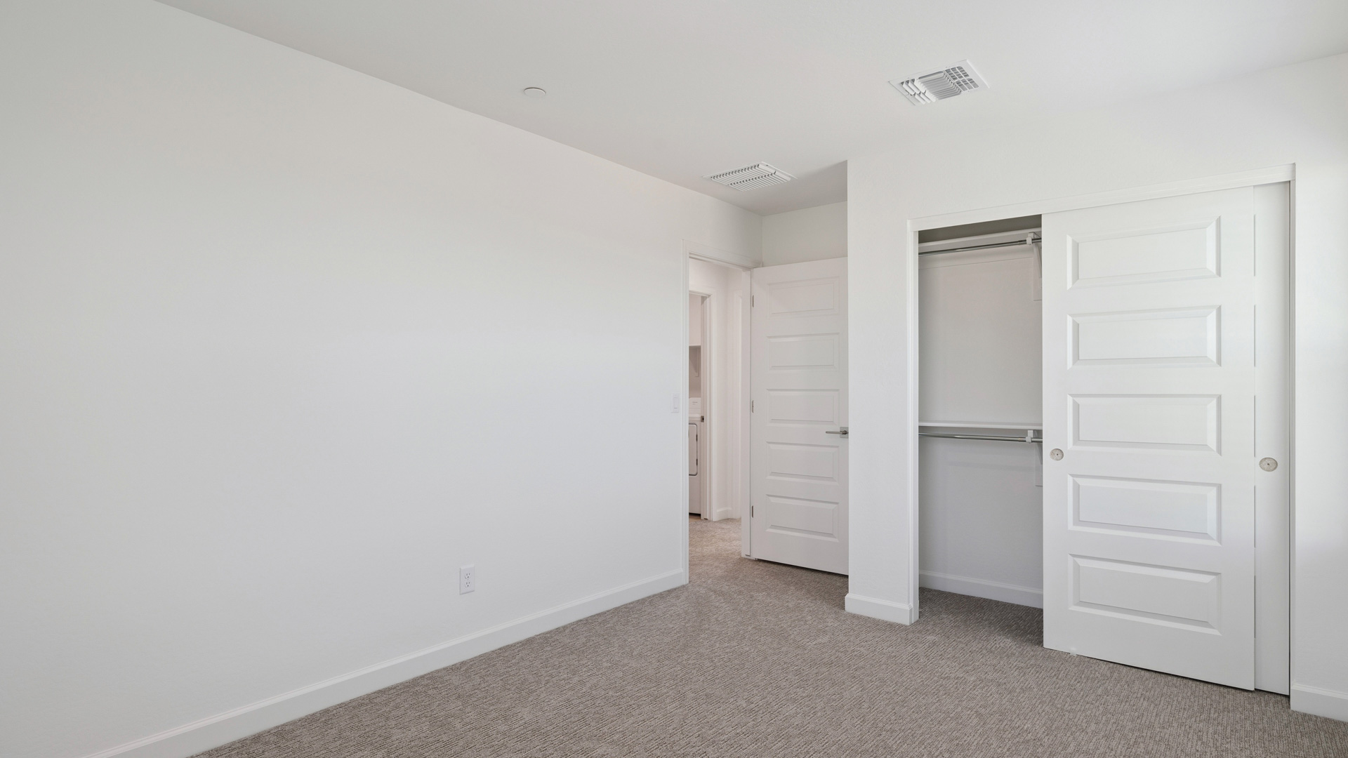 Secondary bedroom.