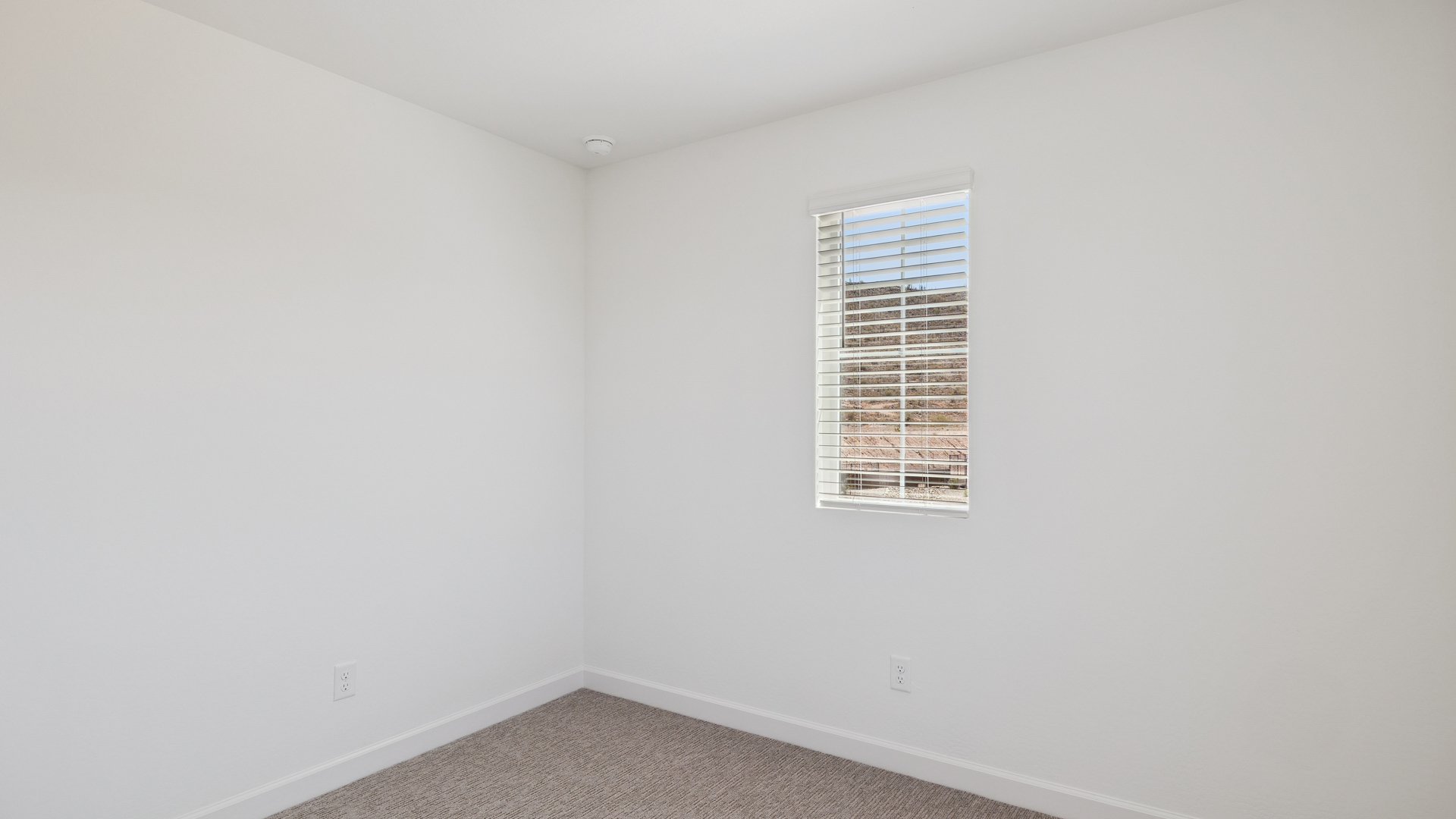 Secondary bedroom.