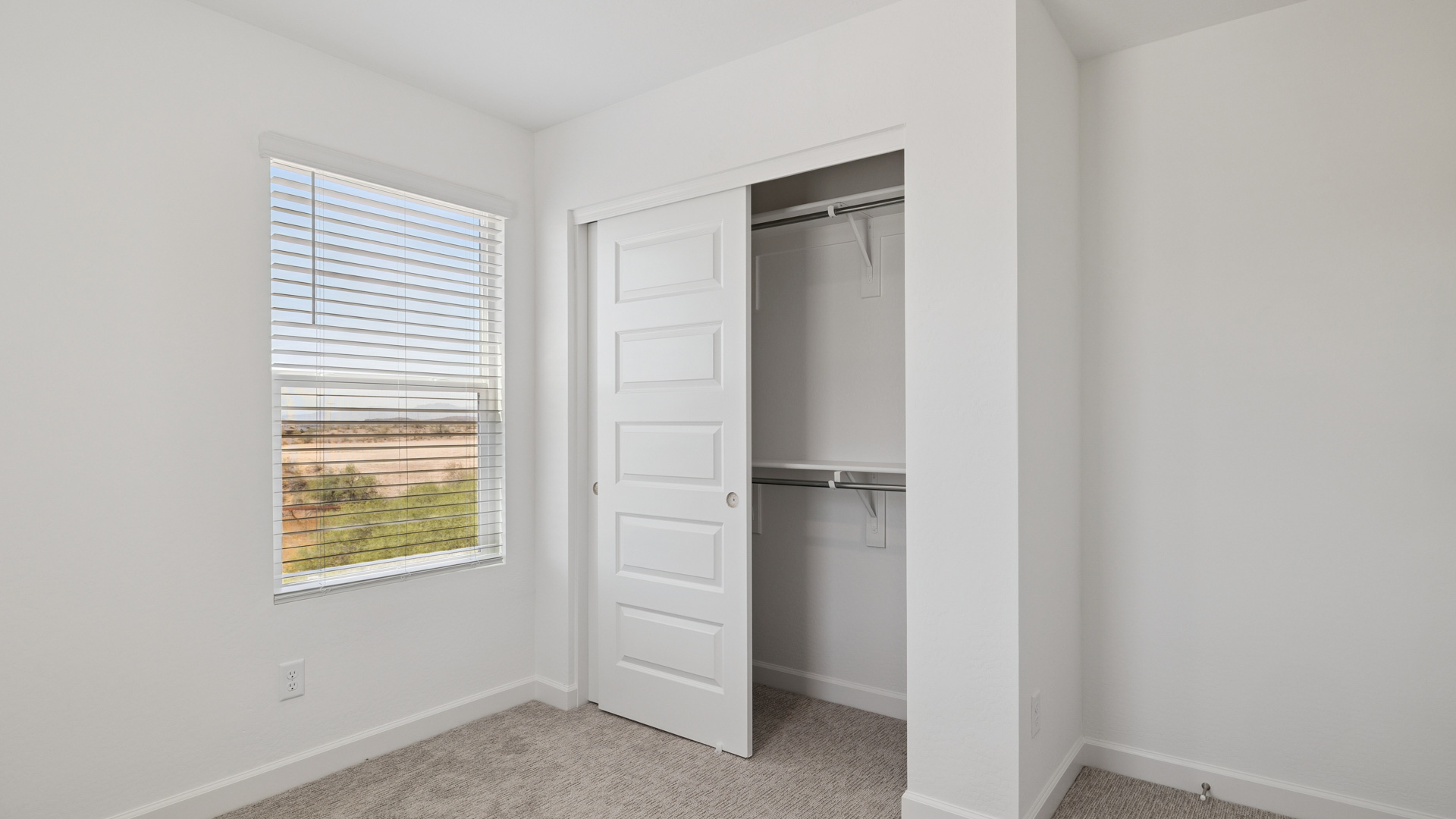 Secondary bedroom.