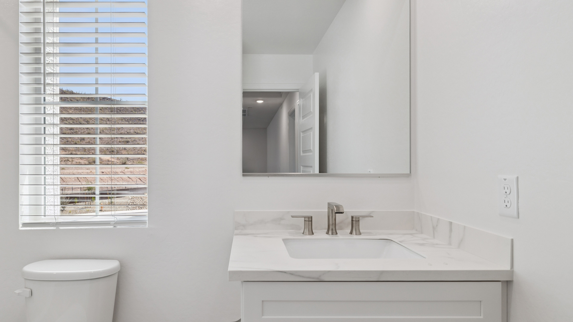 Secondary bathroom with tub.
