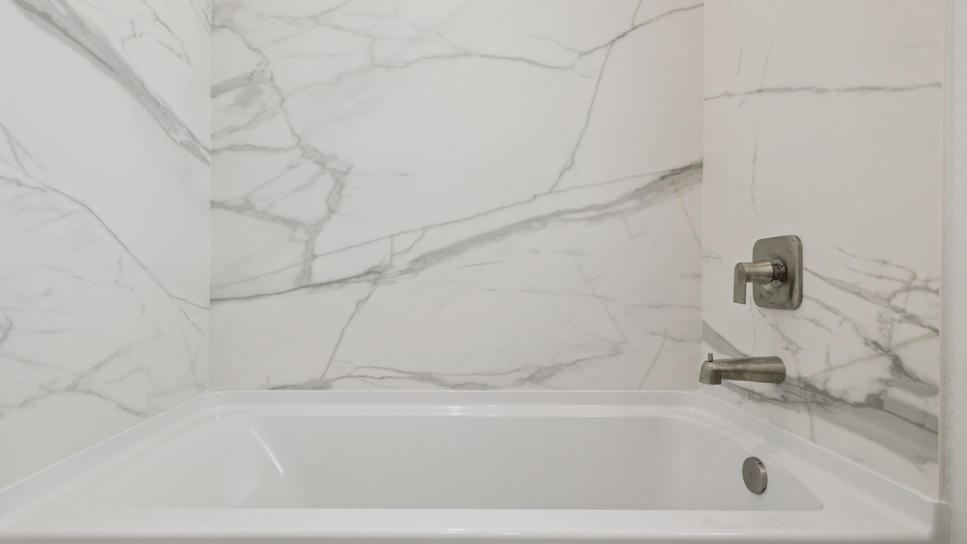 Secondary bathroom with tub.