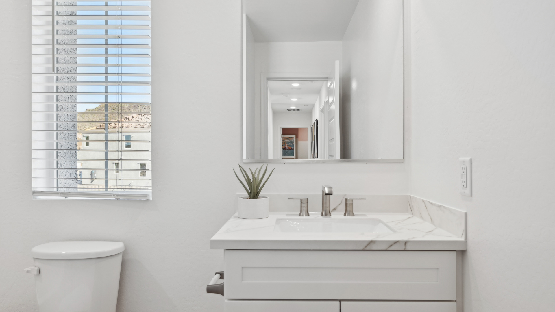Seconday bathroom with tub.