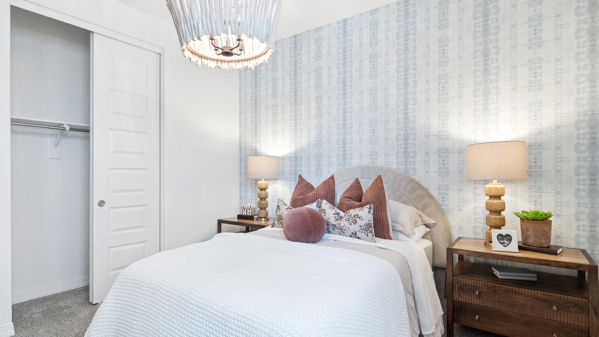 Secondary bedroom.