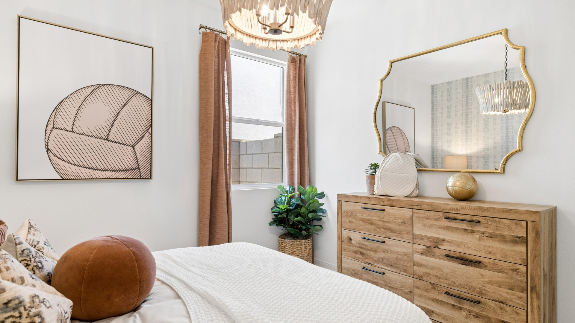 Secondary bedroom.