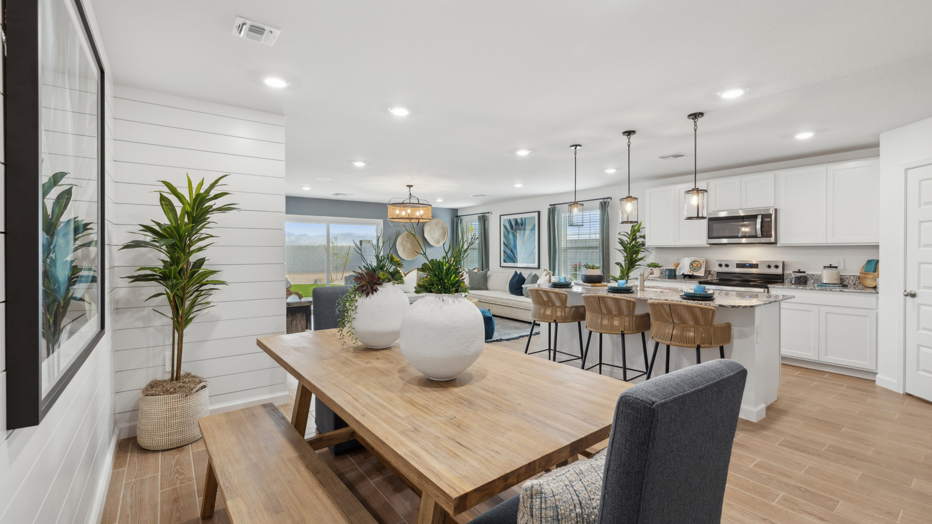 Kitchen & Dining Area