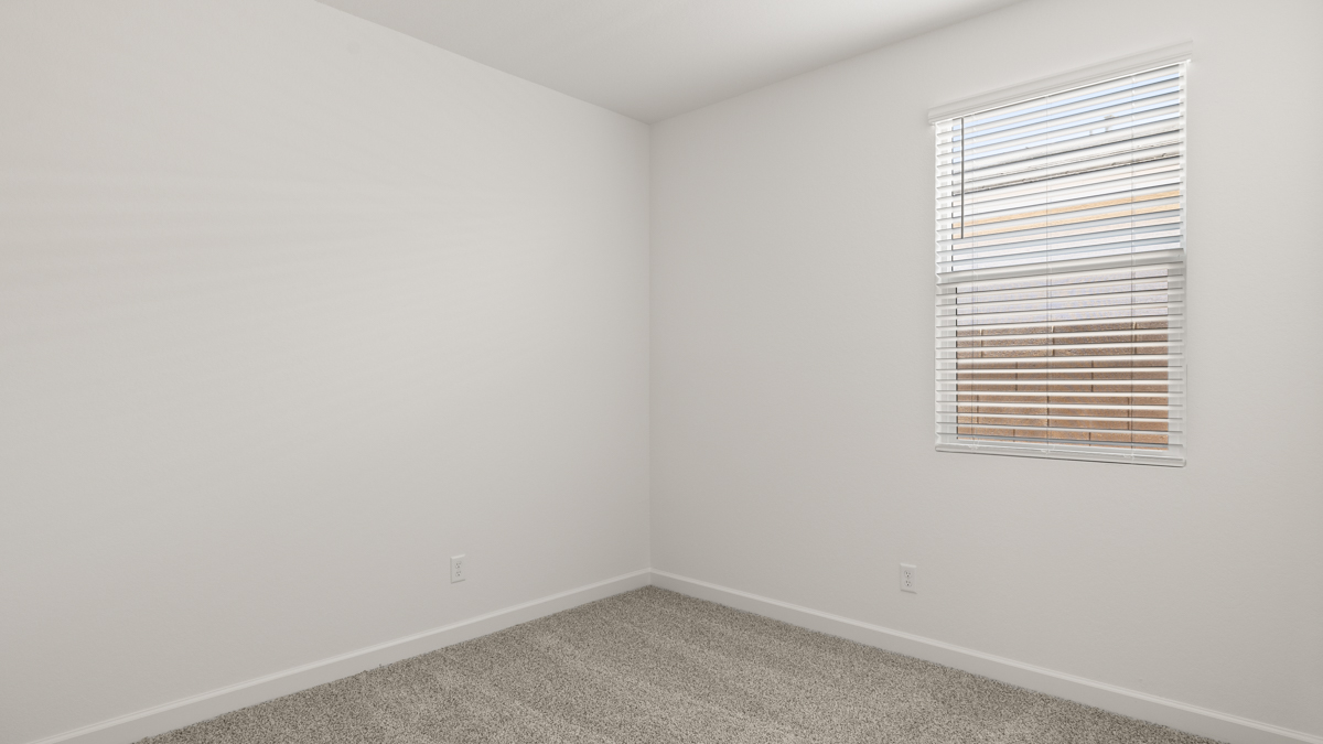 Secondary bedroom.