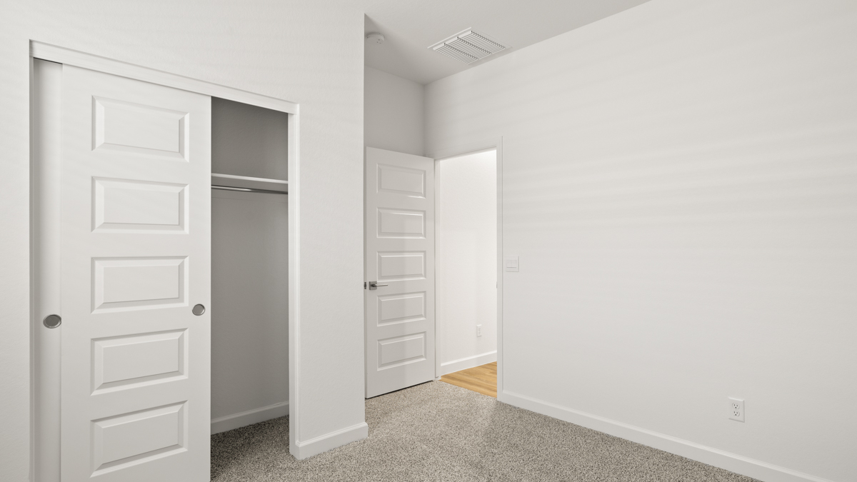 Secondary bedroom.