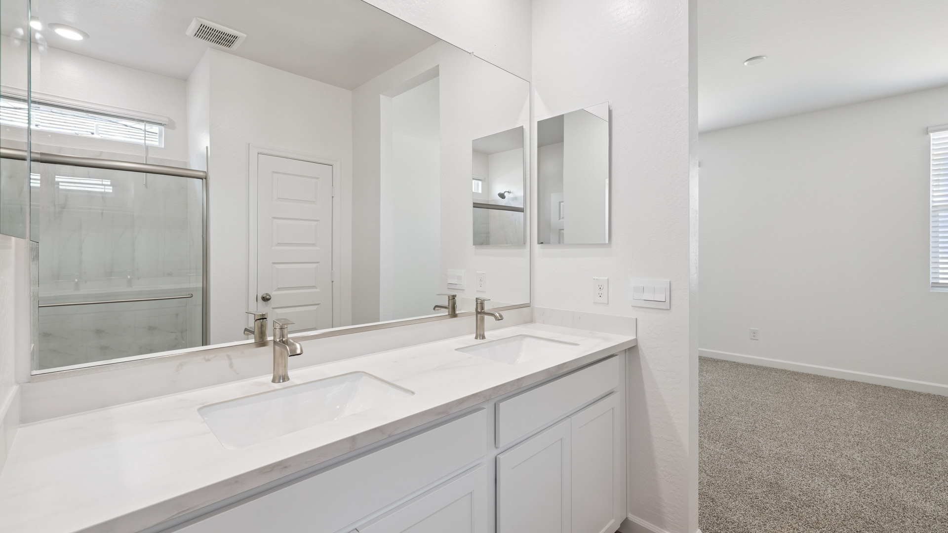 Secondary spacious bathroom.