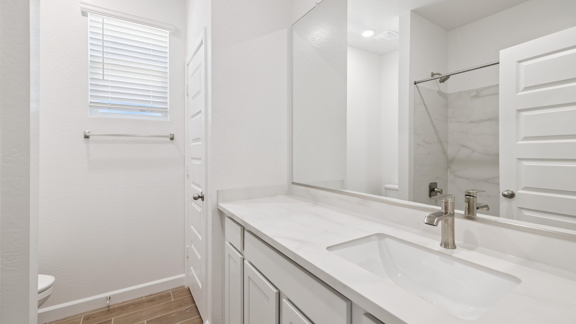 Secondary spacious bathroom.