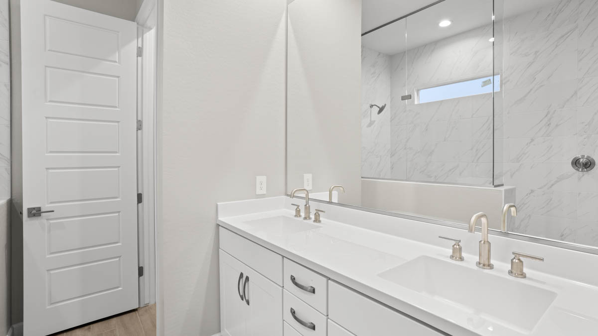 Owner's Suite Bathroom at Camino A Lago