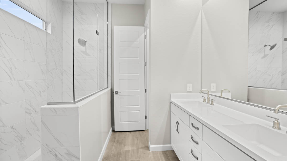 Owner's Suite Bathroom at Camino A Lago